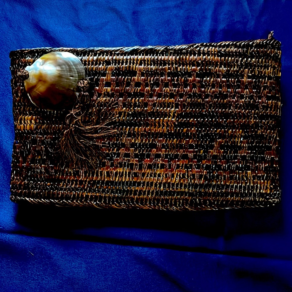 A large purse with seashell. Condition is good.